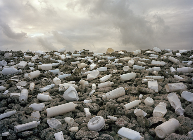 Мусорный арт: художник создаёт инсталляции из мусора, найденного на берегу океана