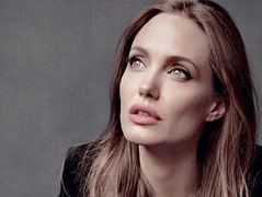 Анджелина Джоли