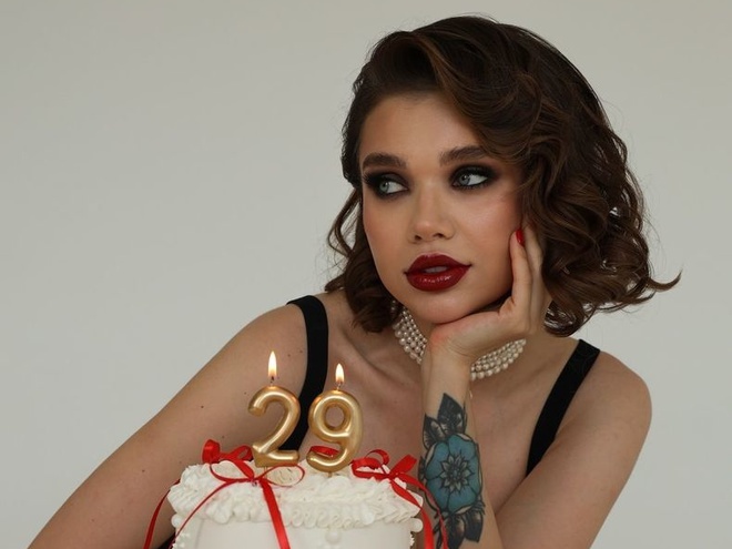 Фатальна красуня: Саша Бо похизувалася святковою фотосесією на честь 29-річчя