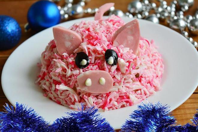 15 идей как украсить новогодний стол на год свиньи