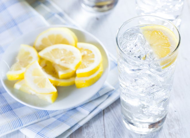 Вода з лимоном