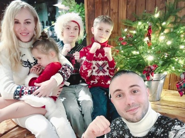 4-річна дочка Alyosha та Тараса Тополі сфотографувала їх під час поцілунку