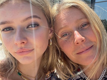 Сукня, яку всі ненавидять: дочка Гвінет Пелтроу приміряла вбрання матері з церемонії «Оскара-2002»