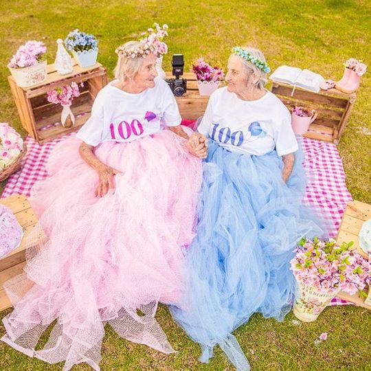Возраст не помеха: 100-летние близняшки отметили юбилей неожиданной фотосессией