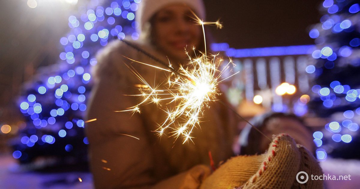 новогодняя фотосессия на улице. фотосессия с бенгальскими огнями зимой на улице. фото с бенгальскими огнями зимой на улице. питер бенгальский огонь. зимняя фотосессия на улице с бенгальскими огнями.