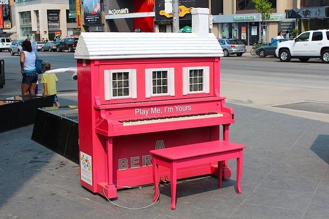 “Play Me, I'm Yours”: британский проект, который объединяет людей по всему миру