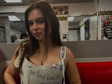 «Дві з моїх трьох домівок»: дочка Фреймут показала, як провела серпень у Києві та Лондоні