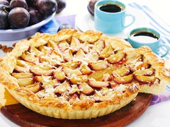 Сливовий пиріг - смачний десерт на сімейну вечерю