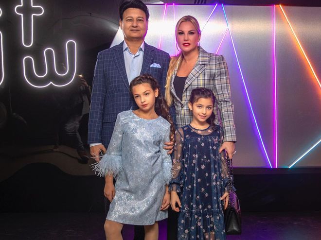 Камалия с мужем и дочками