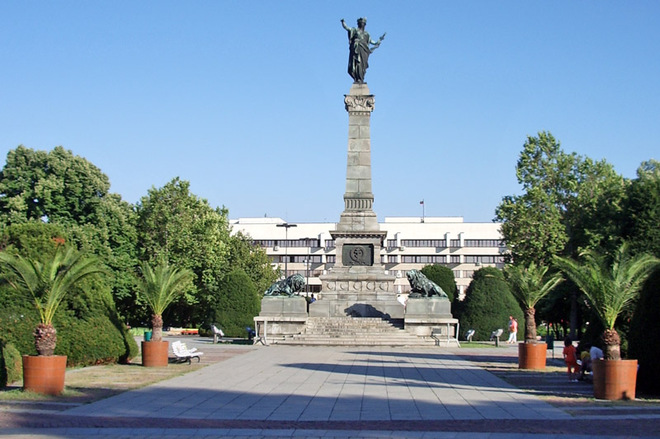 Дух незалежності і свободи на головних площах столиць