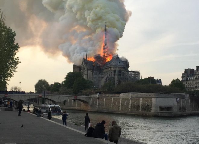У Парижі горить Собор Паризької Богоматері: фото, відео