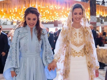 Королева Ранія показала фото з дівич-вечора нареченої її старшого сина