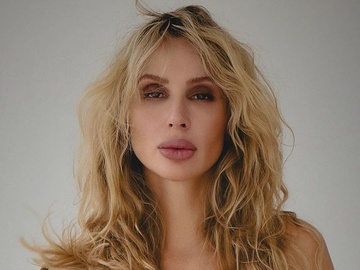 "Тільки цим і живлюся": Лобода показала ноги у ванній і закликала пити чай