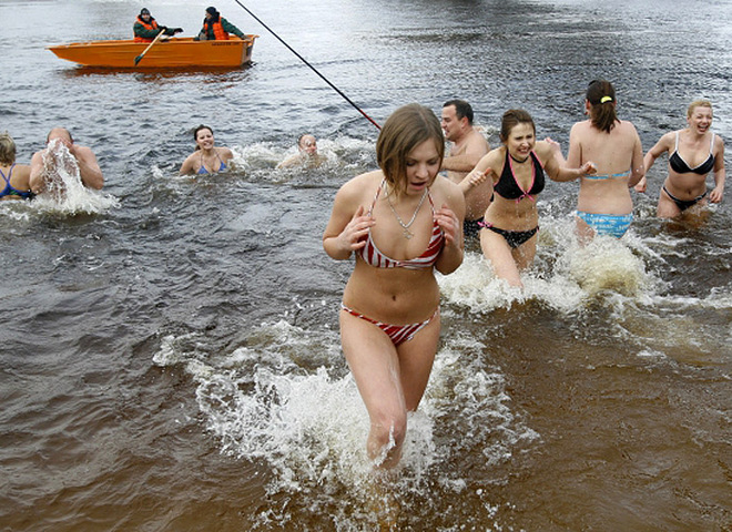 Голые женщины купаются в проруби: порно видео на intim-top.ru