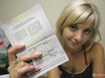 Як отримати закордонний паспорт в Україну