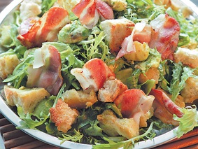 Салат с авокадо, белым хлебом и беконом