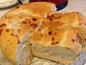 Белый хлеб с сыром и беконом