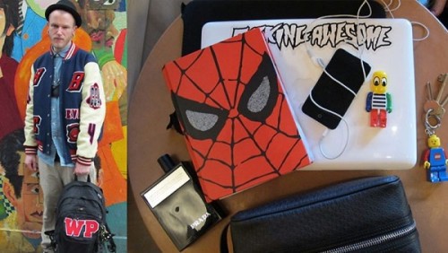 В сумках у парней