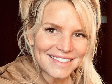 "Спрага": Джессіка Сімпсон показала рельєфне тіло на світлині в боді-зебрі