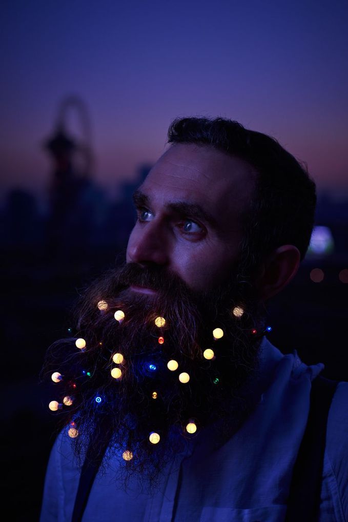 Очень мужественно: мужчины украшают бороду новогодними гирляндами 