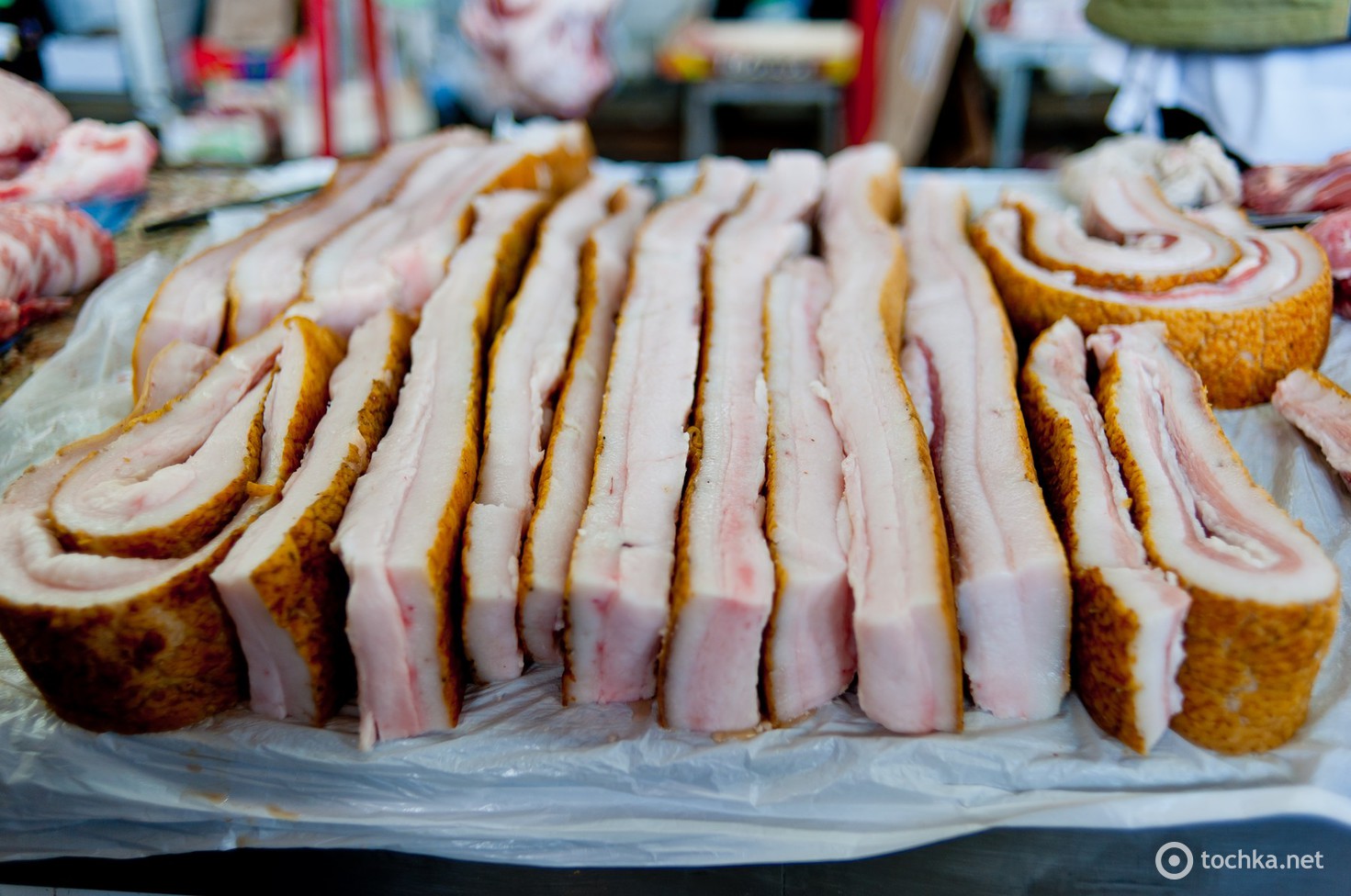 Сало на базаре. Дорогие продукты. Дорогие продукты питания. Сало на базаре. Сало на рынке.