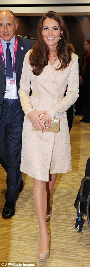 Кейт Миддлтон в одинаковом платье-пальто: 2012