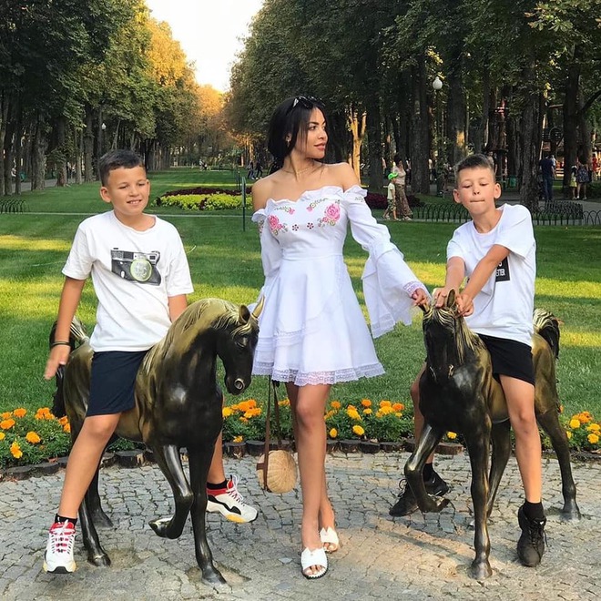 Поліна Ололо з синами
