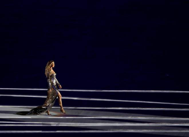 Жизель Бундхен повернулася на подіум на відкритті Олімпійських ігор 2016