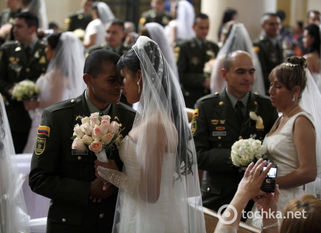 Массовая свадьба полицейских в Боготе