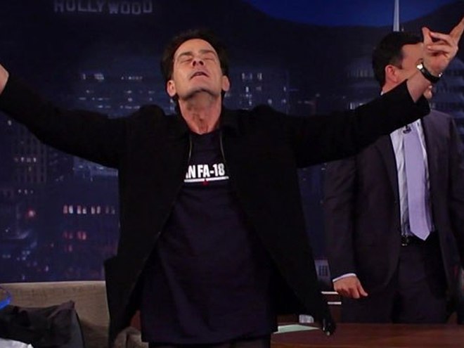 Чарлі Шин поцілував мужика 