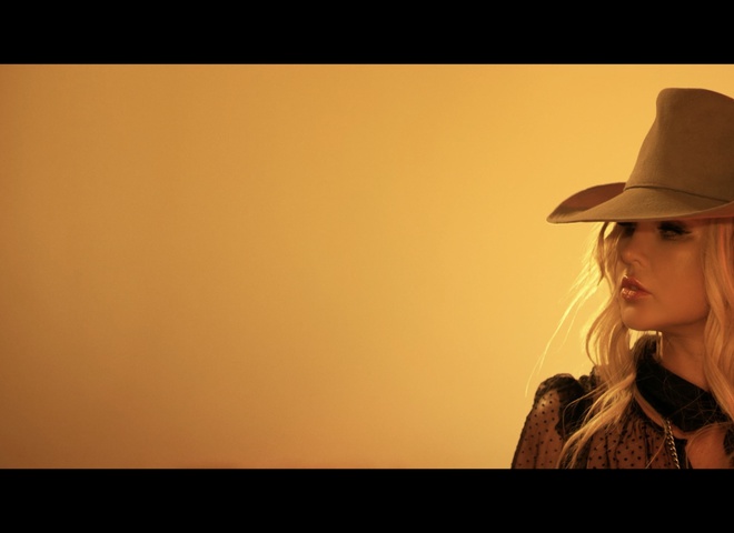 KAMALIYA презентовала горячий дуэтный клип с участием своего мужа