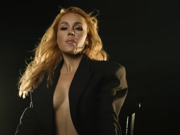 «Це було не заплановано»: Олена Тополя висловилася про оголені груди у новому кліпі