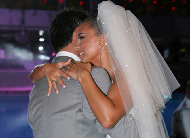 Ани Лорак и Мурат с удовольствием наблюдают за праздничной программой