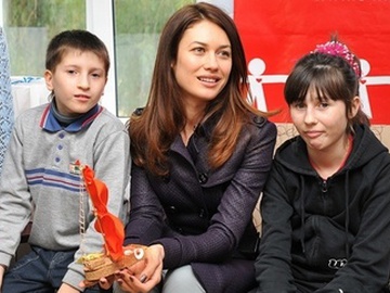 Ольга приехала в детский дом вместе с бизнесменом Александром Онищенко