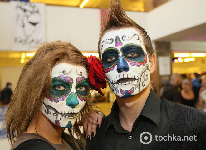 Пара милых скелетиков на тату-фестивале во Львове