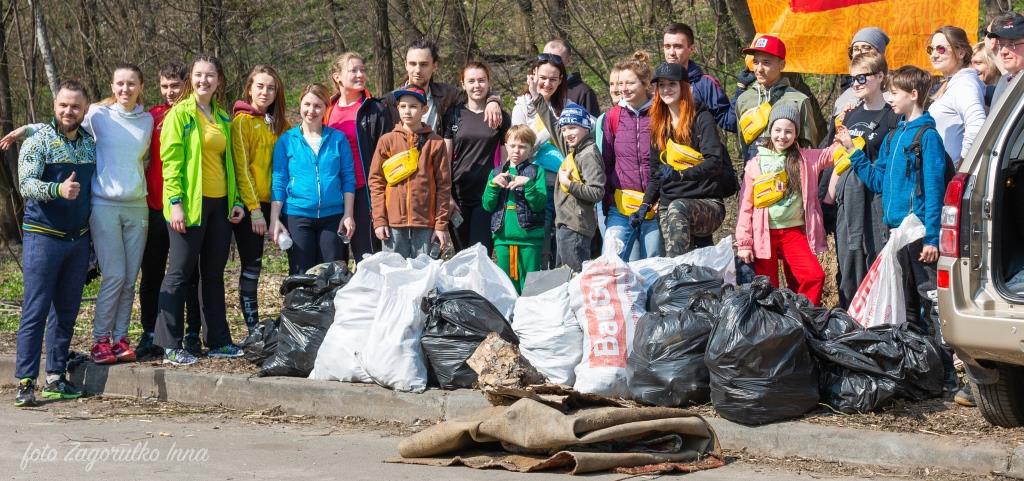 Киевляне устроили пробежку с мусорными пакетами