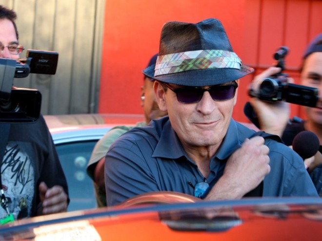 Чарлі Шин поцілував мужика 