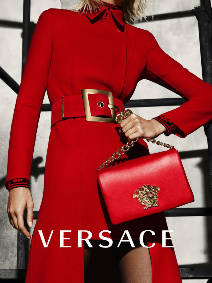 Карлі Клосс в рекламній кампанії Versace осінь 2015