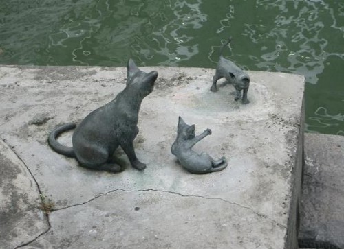 Прикольные памятники котам