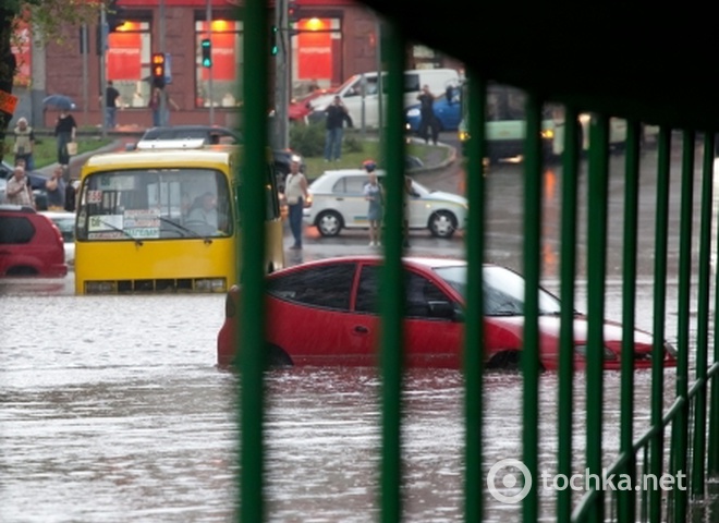 Затопленная улица в Киеве