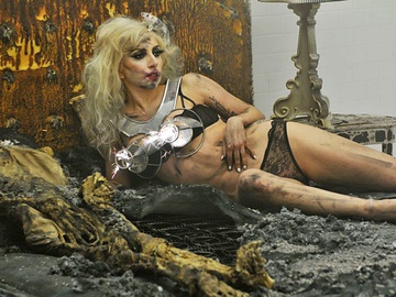 Леді Гага виголила потилицю