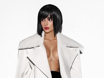 Анна Трінчер показала пікантні фото в мереживних панчохах і пальті на голі груди