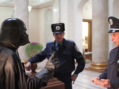 Главнокомандующий Имперской армией Дарт Вейдер пришел в мэрию Одессы написать заявление на получение 10 соток