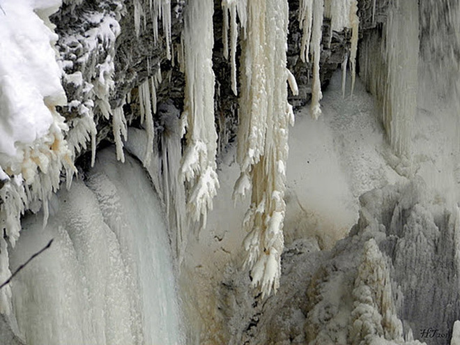 Удивительные замерзшие водопады