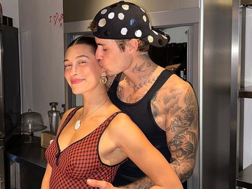 «Ти полонила моє серце»: Джастін Бібер публічно привітав дружину з 5-річчям їхнього шлюбу