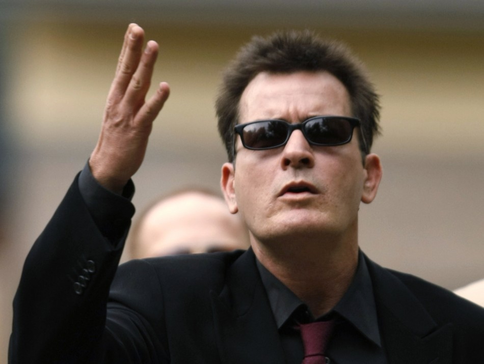 Чарлі Шин поцілував мужика 