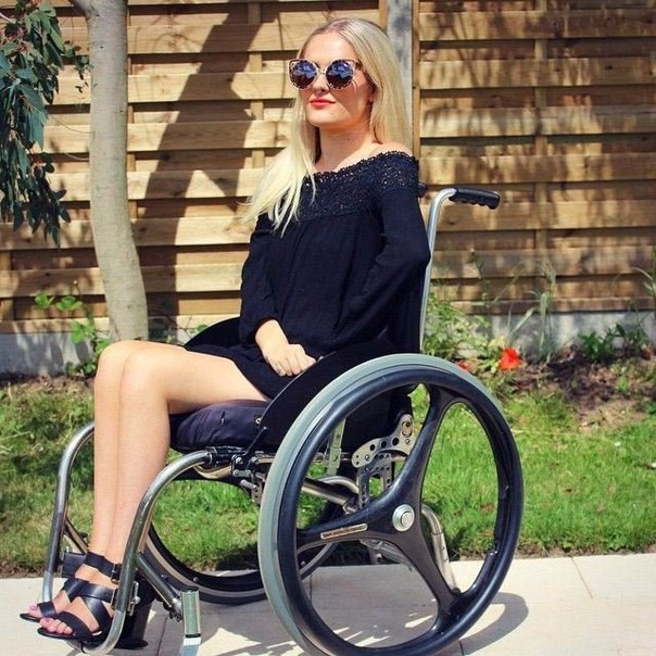 25-летняя Джордан Бон - бьюти-блогер с параличом 4 конечностей