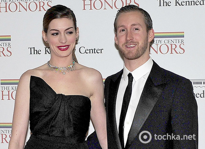 Адам Шульман и Энн Хэтэуэй