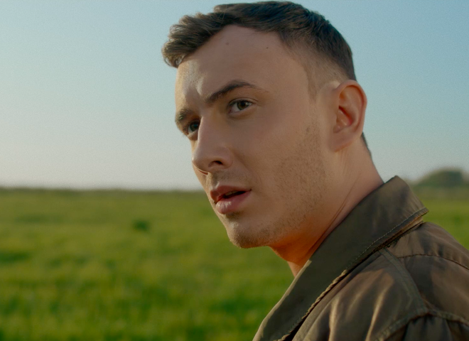 Ivan NAVI в новому кліпі підняв у повітря літак і нарешті зняв бейсболку