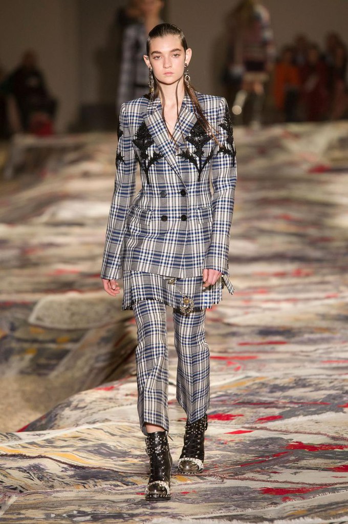 Украинка Юлия Ратнер на подиуме парижской Недели моды: Alexander McQueen